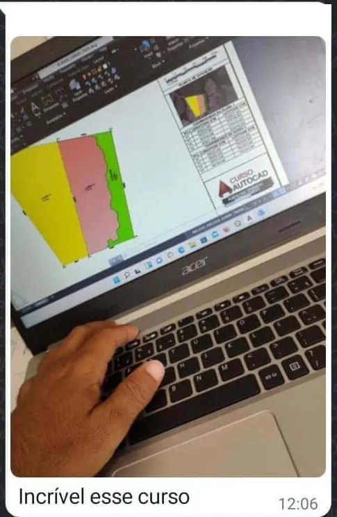 Foto enviada por um aluno no grupo: notebook com a planta topográfica do módulo 1 aberta no AutoCAD
