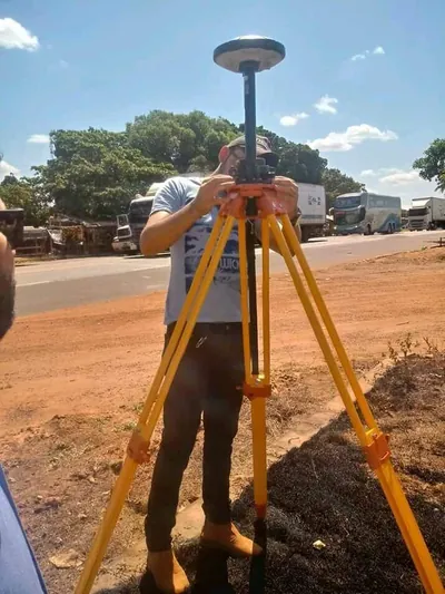 Professor Jhonata Santana em levantamento de campo com receptor GNSS